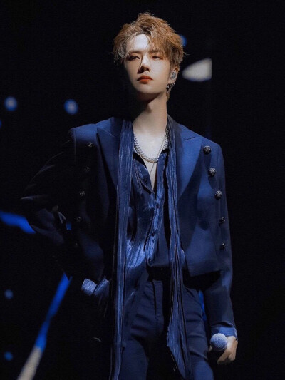 我爱你就像风走了千万里，不问归期
就像云飘了几万里，不曾歇息