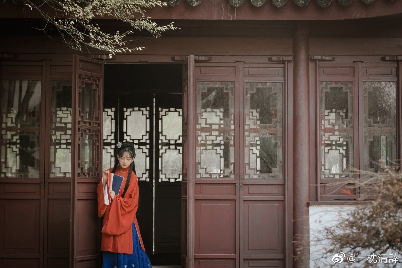 「细雨生寒未有霜，庭前木叶半青黄」