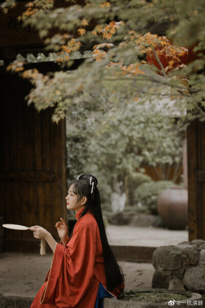 「细雨生寒未有霜，庭前木叶半青黄」