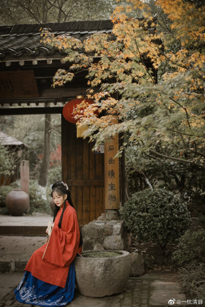 「细雨生寒未有霜，庭前木叶半青黄」