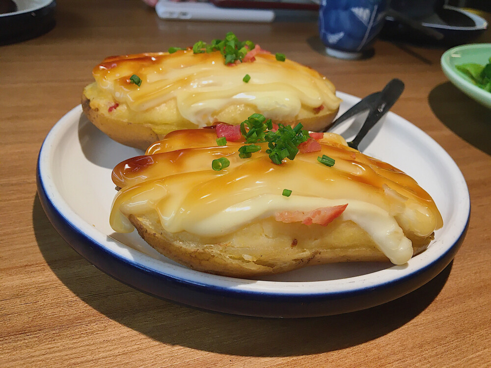 绿茶餐厅
芝士烤土豆，绿茶烤鸡，绿茶饼