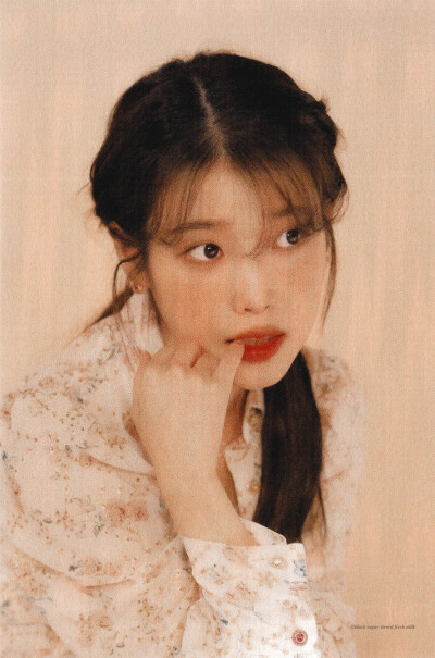 IU | 周边扫图
cr:黑糖炖鲜奶·