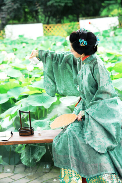 今日立秋。
“《清平乐·池上纳凉》
水天清话，院静人销夏。
蜡炬风摇帘不下，竹影半墙如画。
醉来扶上桃笙，熟罗扇子凉轻。
一霎荷塘过雨，明朝便是秋声。”