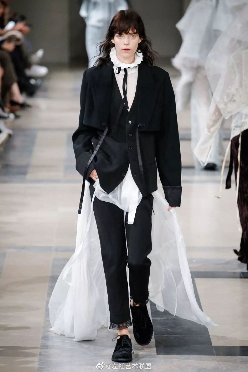 Ann Demeulemeester Fall 2017
黑暗浪漫情怀