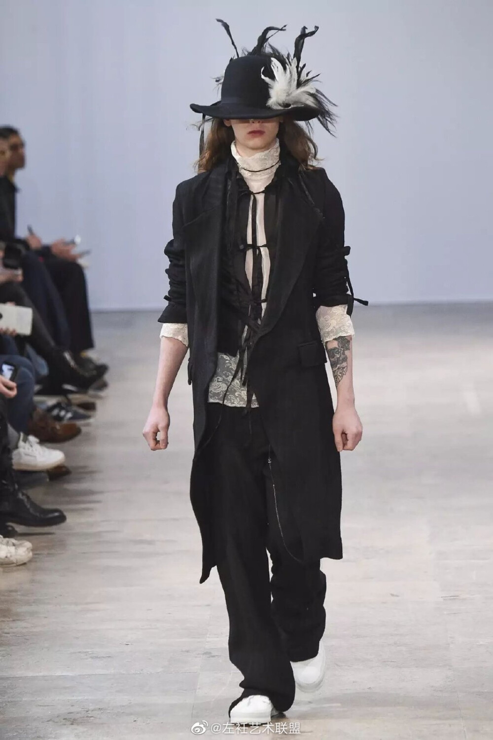 Ann Demeulemeester Fall 2017
黑暗浪漫情怀