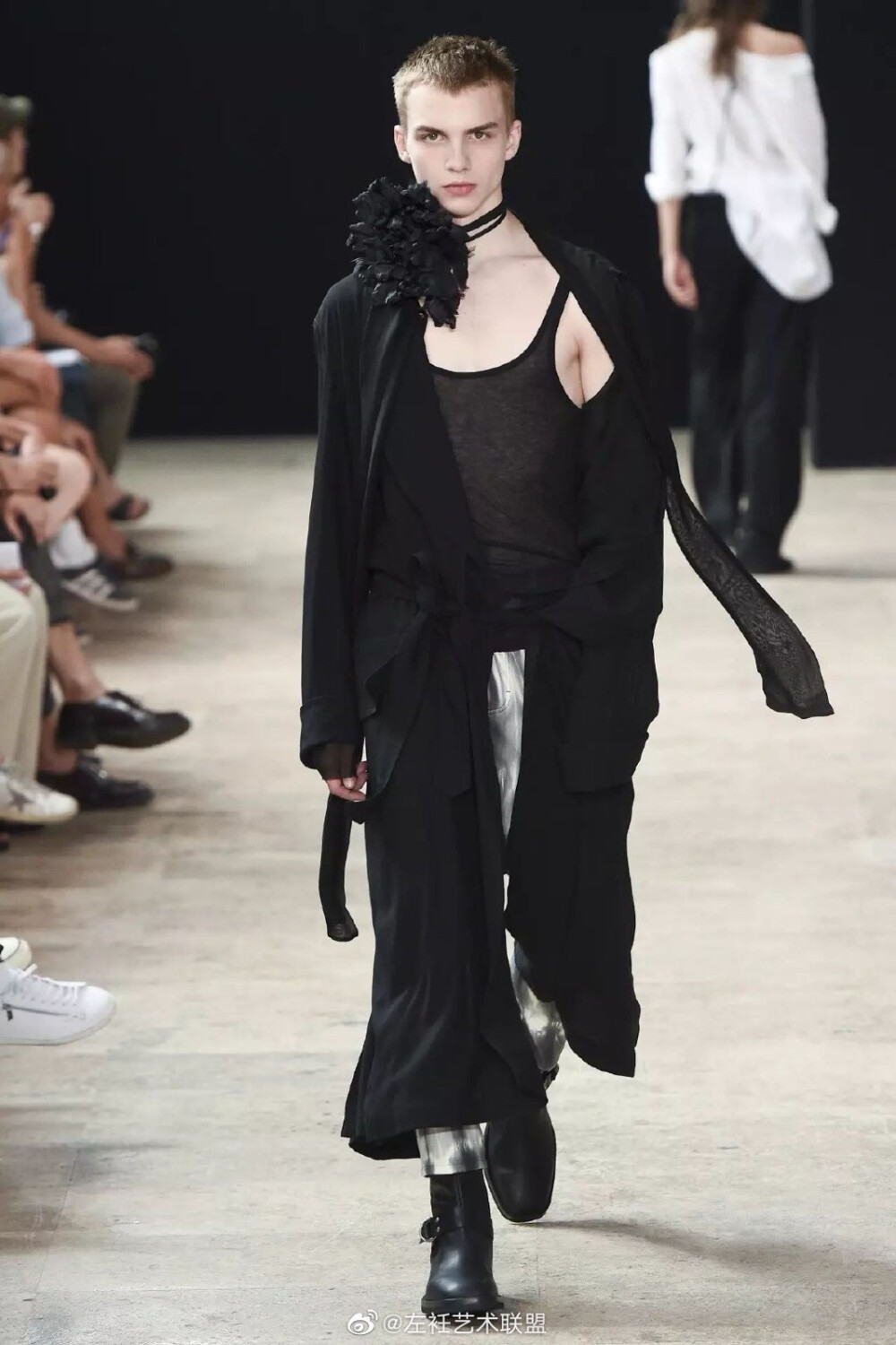 Ann Demeulemeester Fall 2017
黑暗浪漫情怀