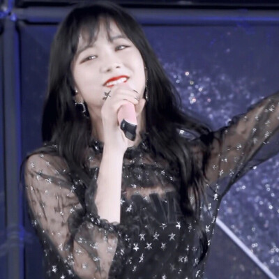  ：金智秀jisoo
原截白小桃 自调
拿图点赞二转注明小余同学