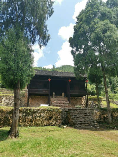 登山寻遗址，一眼千年。