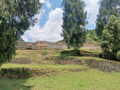 登山寻遗址，一眼千年。