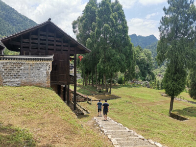 登山寻遗址，一眼千年。