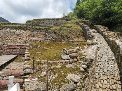 登山寻遗址，一眼千年。