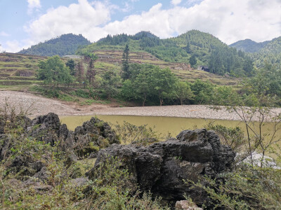 登山寻遗址，回眸已千年。