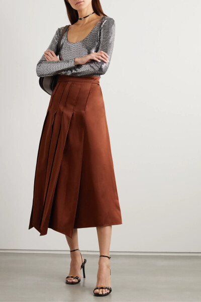 Victoria, Victoria Beckham 这款女衫呈 “Spearmint Green” 碧蓝色，如薄荷般清爽的色调令人顿感心旷神怡。单品裁自亮泽的真丝斜纹布，袖口缀有柔美的荷叶边，浪漫的颈部袢带可随心在正面或背面系结，莹润的珍珠母…
