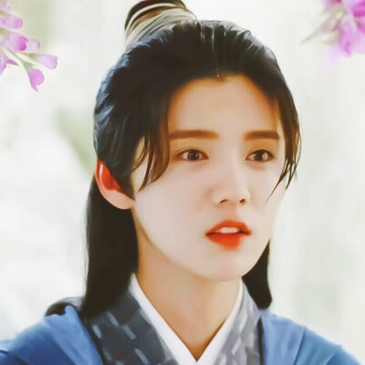 “春天黎明很美，逐渐发白的山头，天色微明，紫红色的彩云变得纤细，长拖拖的横卧苍空.”
自调鹿晗素材≮3×3≯
原图cr刿溧贤