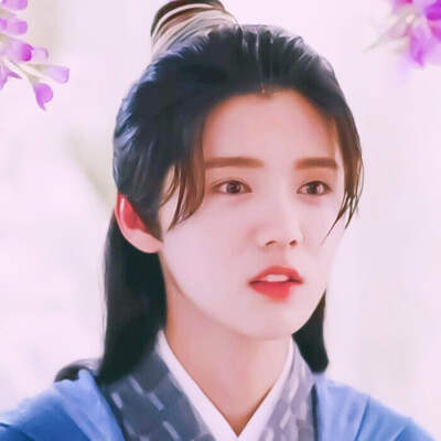 “春天黎明很美，逐渐发白的山头，天色微明，紫红色的彩云变得纤细，长拖拖的横卧苍空.”
自调鹿晗素材≮3×3≯
原图cr刿溧贤