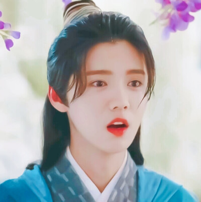 “春天黎明很美，逐渐发白的山头，天色微明，紫红色的彩云变得纤细，长拖拖的横卧苍空.”
自调鹿晗素材≮3×3≯
原图cr刿溧贤