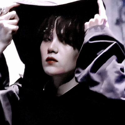 -"干脆我把你关起来吧！这样我们就能一辈子在一起了"
-闵玧其套图.
-©田糖.简介.