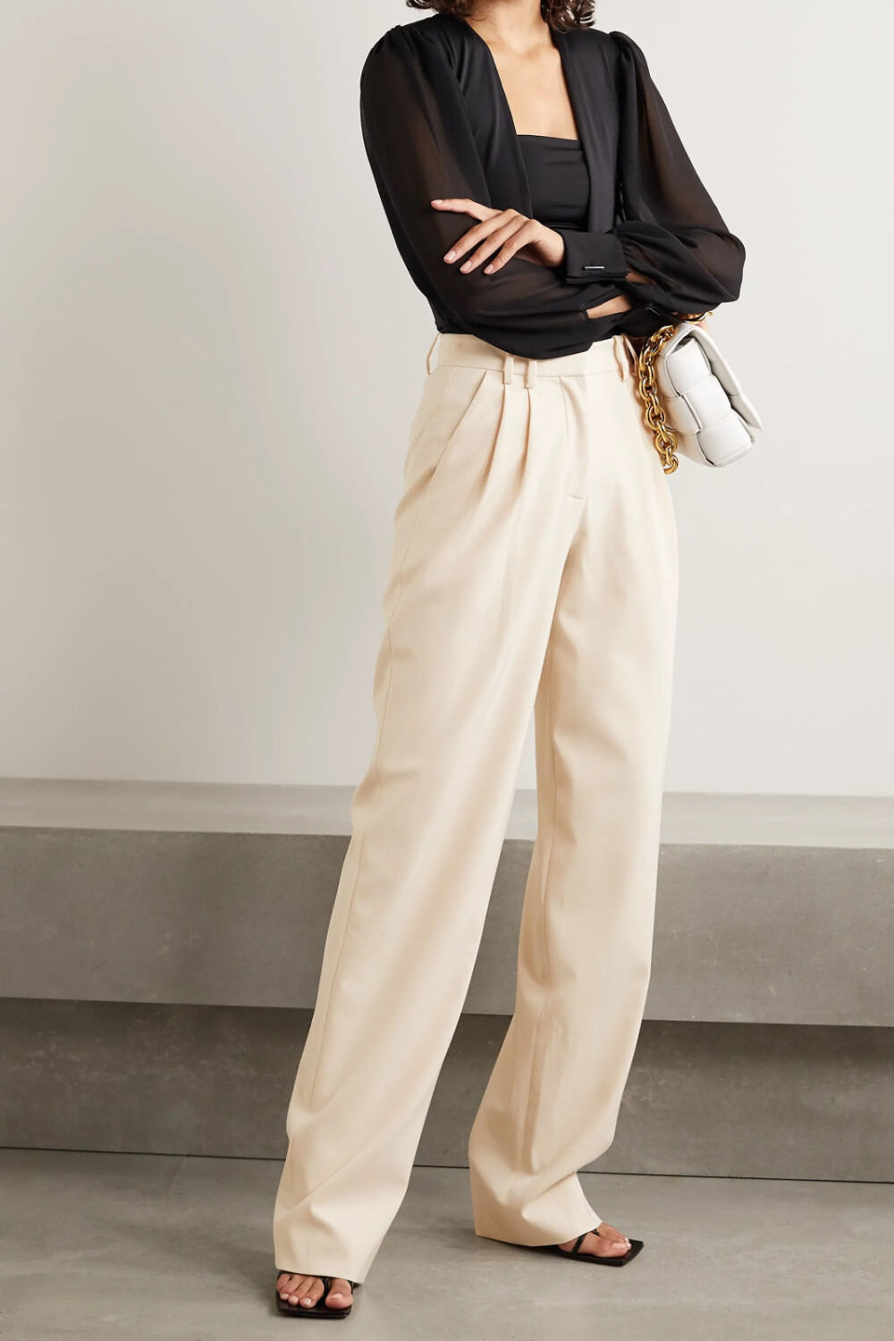 经典百搭的中性色精裁裤在各式场合穿着皆宜，相信 Jonathan Simkhai 这一 “Addison” 版本便能成为你日后造型的佳选。单品裁自米白色斜纹布，利落的褶裥强调出高腰直筒裤型。不妨搭配高跟凉鞋，撑起它曳地的裤管。