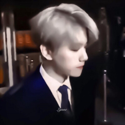 “看我
还是看书？”
Lynne.