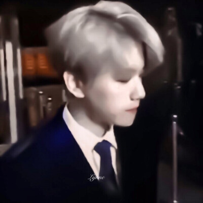 “看我
还是看书？”
Lynne.