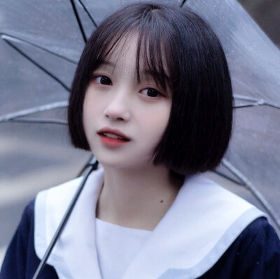 窗外的雨滴一点点累积