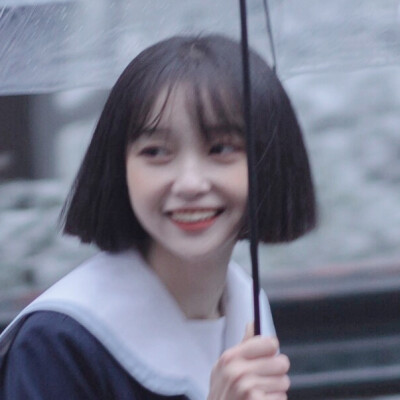 窗外的雨滴一点点累积