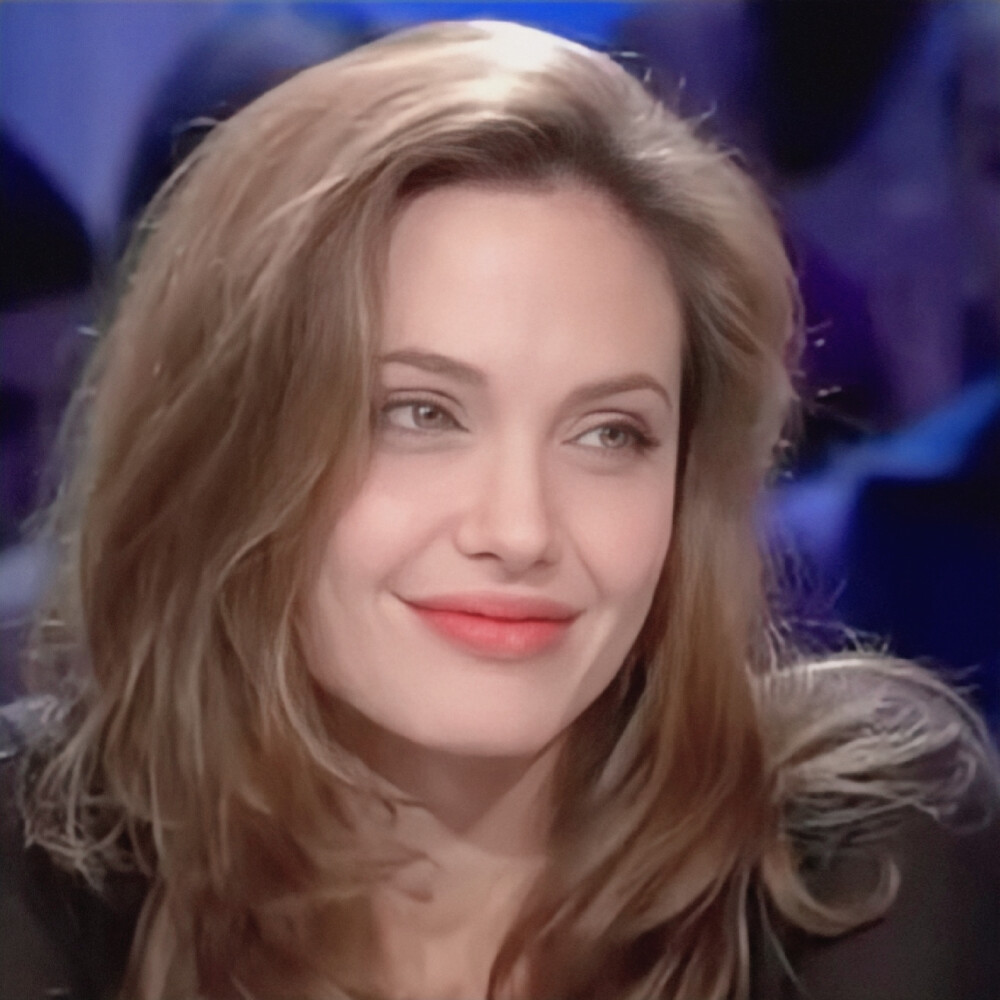 Angelina Jolie /安吉丽娜·朱莉可二改.
自截已修复，拿图看简介.