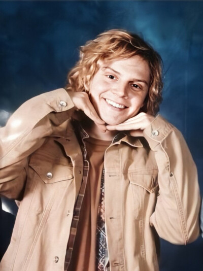 伊万·彼得斯
Evan Peters