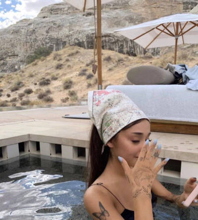 Ariana Grande 度假中