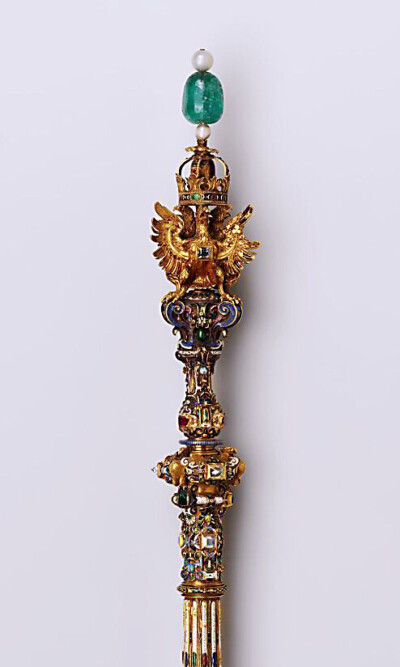 “沙皇米哈伊尔·费奥多罗维奇的权杖 Sceptre of Tsar Mikhail Fyodorovich ” 黄金制作，上面镶嵌了红宝石、钻石、珍珠、祖母绿，总长度 70.5cm