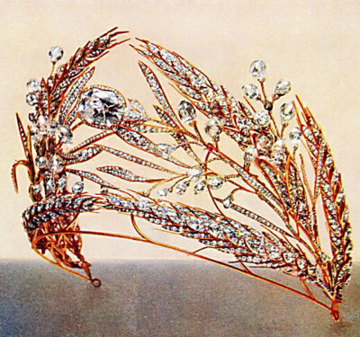 这顶叫做 “ 钻石麦秸王冠（Diamond ‘wheat sheaf’ diadem）”镶有39颗椭圆钻石，其中6颗重达 9ct，5颗重达 61.2ct，8颗重达 8ct，35颗重达 24ct，中间最大的那颗 37ct，这是1829年俄罗斯财政部为死去的 保罗一世 …