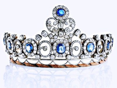 这顶也是俄罗斯王室的，名叫“ 亚历山大女王俄罗斯蓝宝石头冠 （Queen Alexandrine's Russian Sapphire Tiara）”1897-1898年制作，尼古拉二世和皇后亚历山德拉 Nicholas II and Empress Alexandra 送给卡洛琳玛蒂…