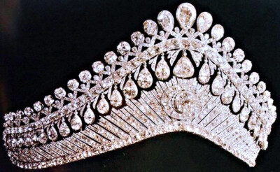 伊丽莎白·阿列克谢耶芙娜 科科斯尼克 钻石头冠 “Elizabeth Alexeievna’s Diamond Kokoshnik Tiara ” 以沙皇亚历山大一世的妻子命名，这位皇后是俄国著名的贤后 ​​​