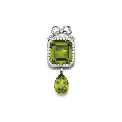 在19世纪末20世纪初的爱德华时代，英国国王对橄榄石情有独钟，很多珠宝上也会镶嵌青翠的橄榄石。这种宝石也是八月的生辰石。 ​​​
