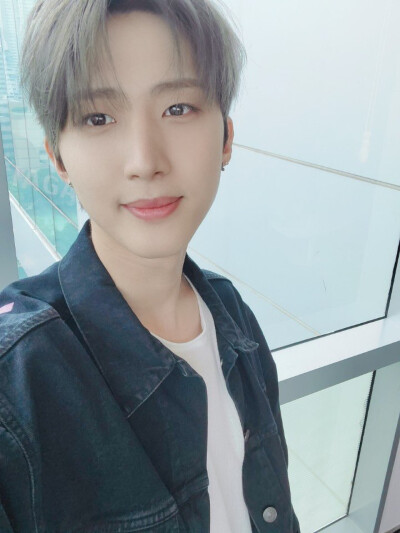 PENTAGON 李会泽（HUI）