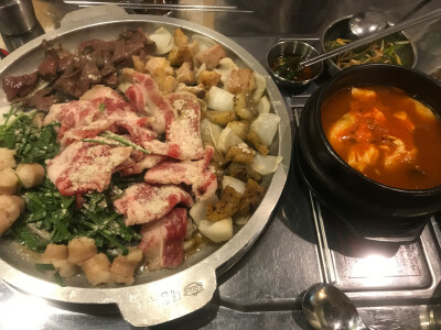 芝士披萨pizza 鱼饼串 韩国拌饭 东大门市场 炸酱面 芝士排骨 饭团 烤牛小肠곱창 