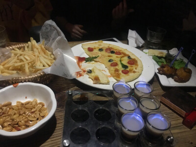 shot pizza 芝士好多的披萨 大韩航空飞机餐 草莓牛奶 炒年糕 炸串 韩国拌饭 泡菜饼 冷面