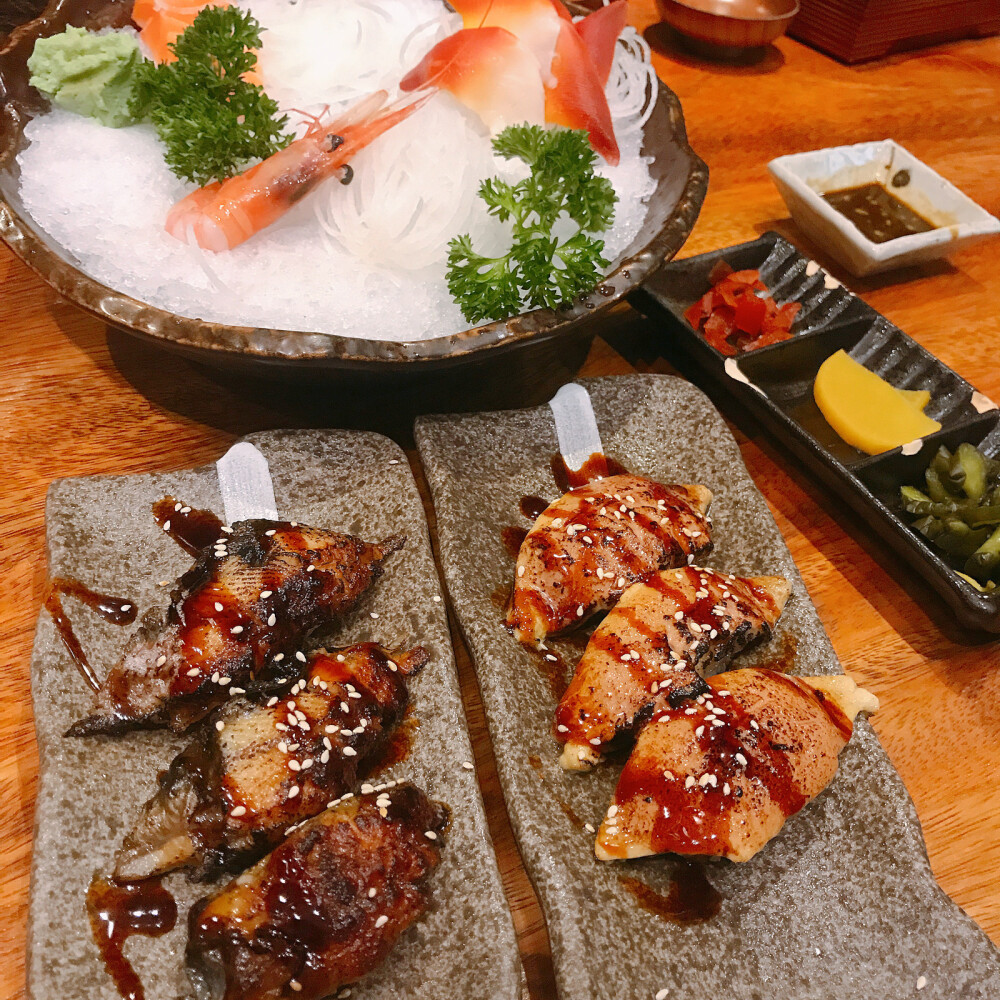 韭菜鸡蛋馅饺子 水饺 猪蹄儿 鹅肝 鳗鱼 鳗鱼饭 虾 甜虾 生鱼片 三文鱼 贝类 章鱼小丸子 米肠汤饭