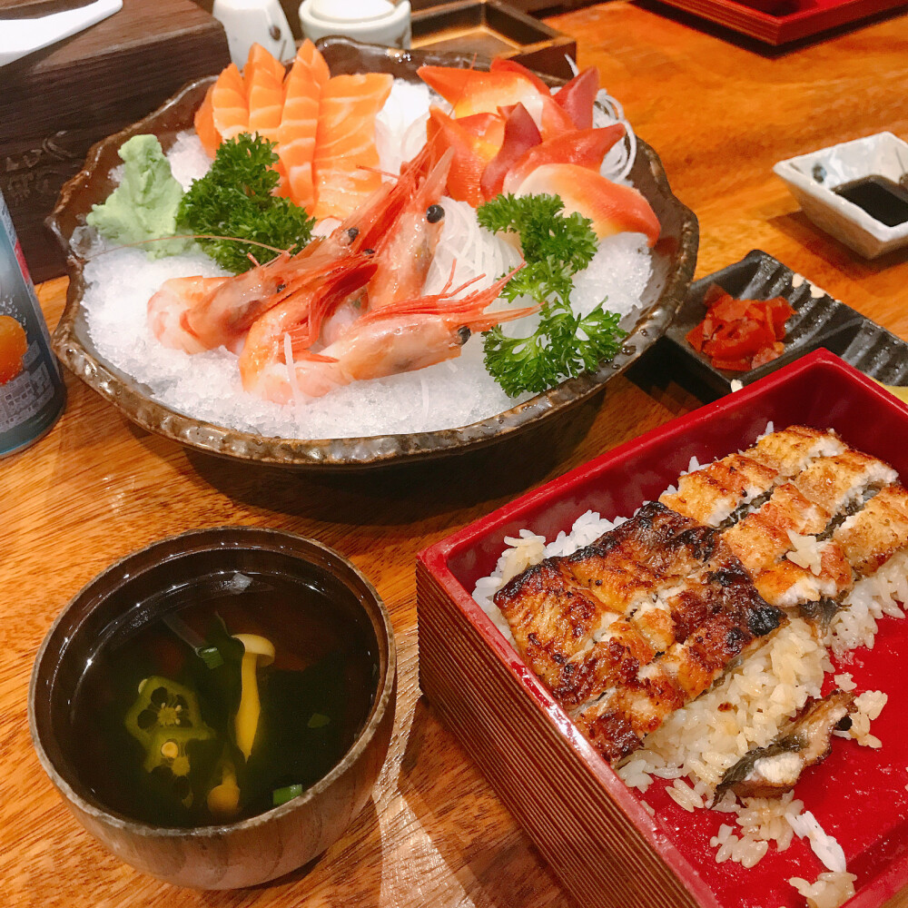 韭菜鸡蛋馅饺子 水饺 猪蹄儿 鹅肝 鳗鱼 鳗鱼饭 虾 甜虾 生鱼片 三文鱼 贝类 章鱼小丸子 米肠汤饭