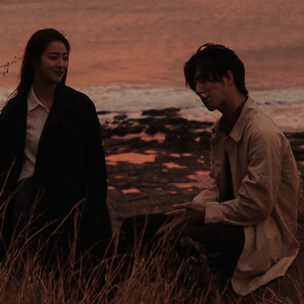 在我心里耳机是个不一样的东西
小时候骑单车喜欢听丁当的全世界无所谓
长大后逛街喜欢听点带旋律的rap
好像就算穿着裙子 走路也带着风
跟喜欢的人聊天 会单曲循环一下空气女孩
失恋了就放一首无人之岛
好像这首歌真能平息我的情绪
想哭我都哭不出来的那种
阴雨天呢 走在路上喜欢听小半
看深深浅浅的小水洼
平静的时候来一首蜜蜂
心情好的时候切换非正常励志歌
总之带上了耳机 不同的歌闻到的空气总是不一样的
耳机是心事 也是秘密
七夕快到了 不知道你们有没有找到可以耳机分一半的人
如果有那真的双倍快乐啦朋友
以前总喜欢猜不透的事物
水中月仿佛透着不一样的光泽
可事实上 公鸡总会打鸣 太阳也总会升起
简洁清晰的东西好像更像生活些
没找到的旁友也不用着急
过不了的节日那一定就是你的星期天
戴上两只都属于你的耳机
吃点爱吃的 买点喜欢的 看场电影
夏天会在每一年定时光顾这个世界
属于你的清澈里也会定时坚定的奔向你
来自明日泉的深夜
非主流