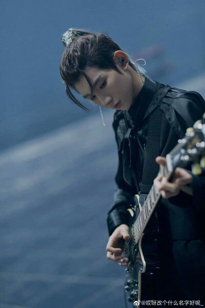 是王源呐
是刚哥呐
是源呐
TFBOYS七周年演唱会图片呐
cr.微博