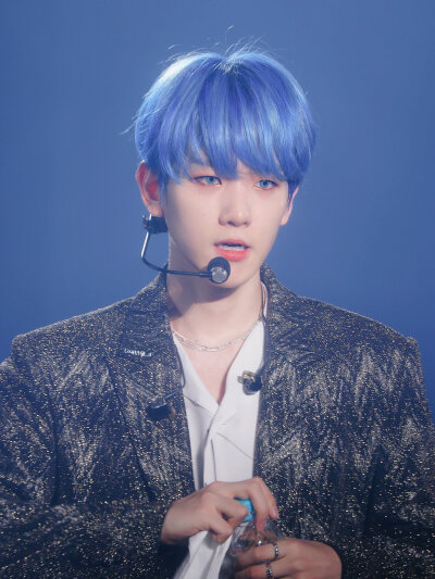 蓝发啵啵虎 边伯贤