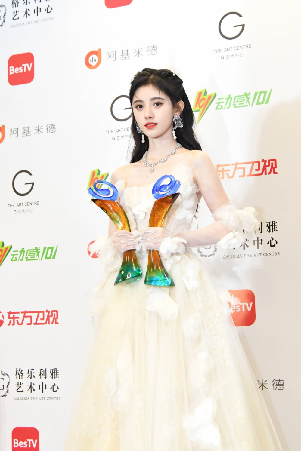 图源鞠婧祎工作室
无水印