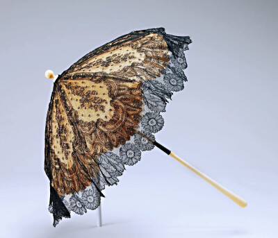 1860年代的黑色尚蒂伊蕾丝阳伞，由纽约大都会博物馆收藏。