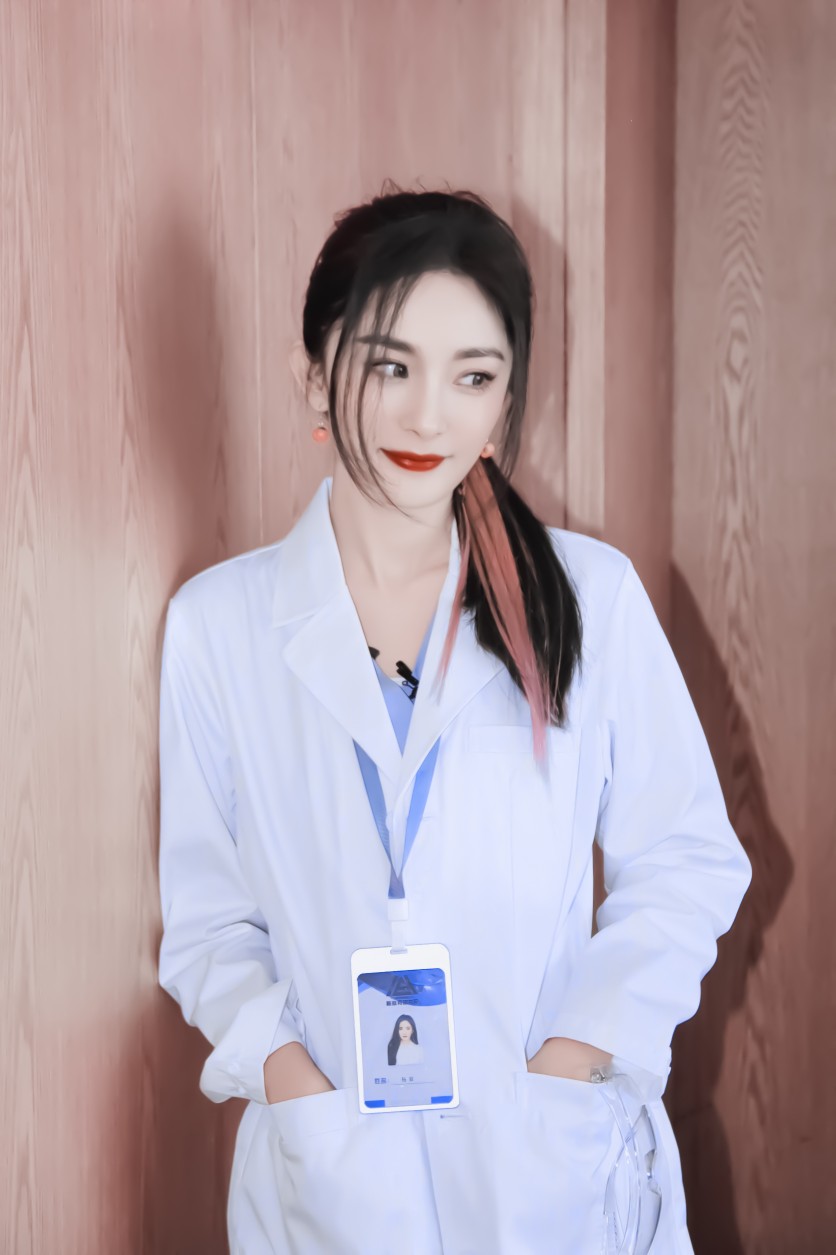 #粉色挑染马尾#
杨幂'