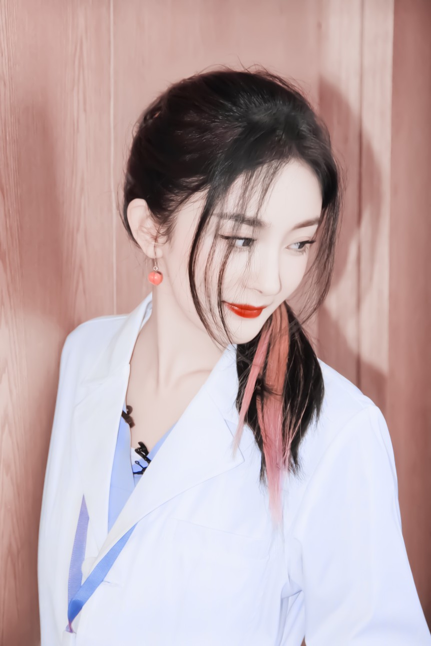 #粉色挑染马尾#
杨幂'