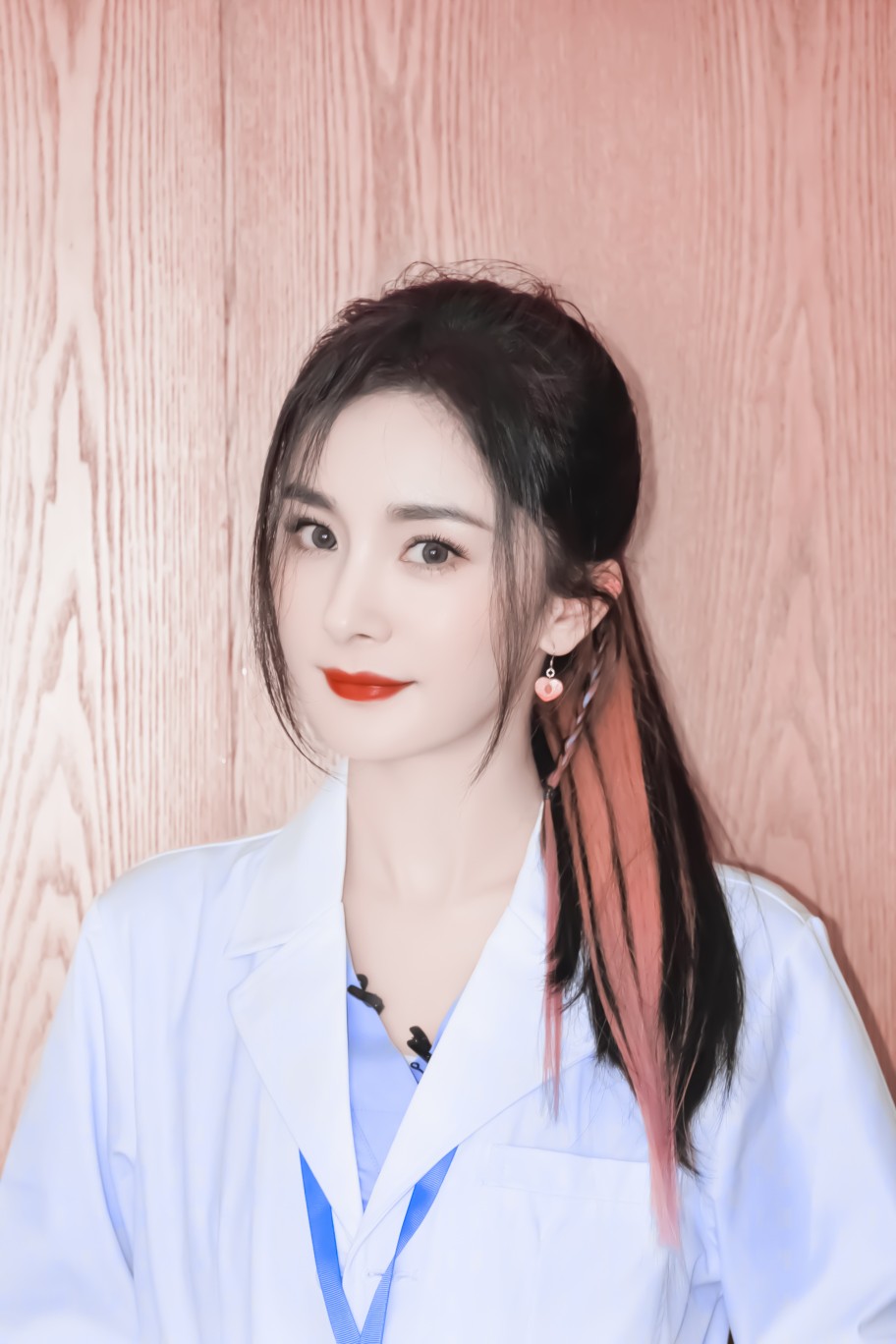 #粉色挑染马尾#
杨幂'