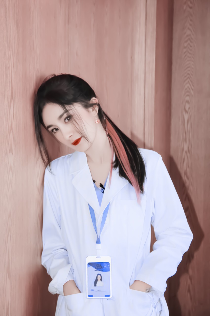 #粉色挑染马尾#
杨幂'