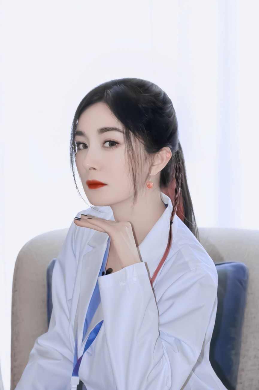 #粉色挑染马尾#
杨幂'