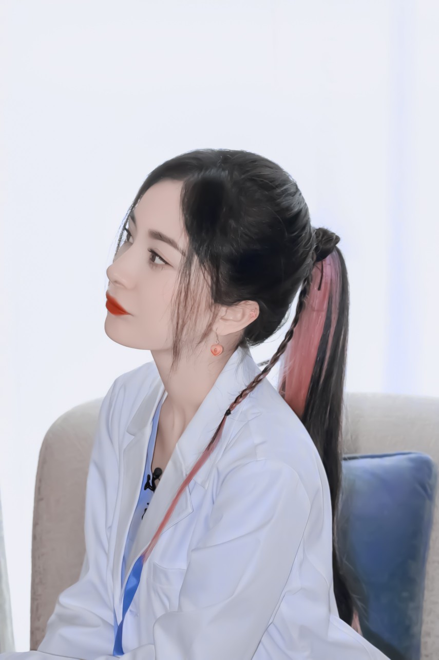 #粉色挑染马尾#
杨幂'